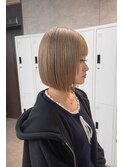 透明感ミルクティーベージュ×ぷつっと切りっぱなしボブ