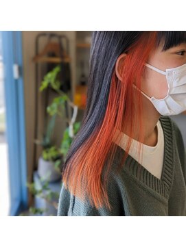 エン(EEN) インナーオレンジのパツッとロングヘア