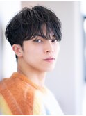 メンズ波巻きセンターパート韓国風黒髪ツーブロックマッシュ