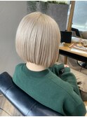 前下がりショート×ホワイトベージュ