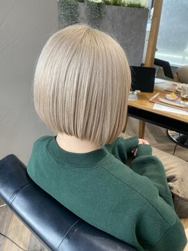 マーレ(MARLE./) 前下がりショート×ホワイトベージュ