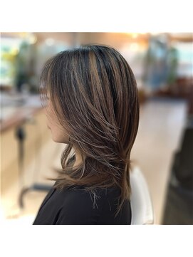 カット/カラー 髪質改善/縮毛矯正 B1hair 藤井寺/土師ノ里 ミディアムレイヤーとハイライト