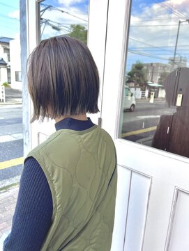 クララデアンシュシュ クララ店(Kurara de UN CHOU-CHOU) オリーブグレージュカラーのミニボブ