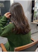 セミロング×ベージュカラー。透明感のある上質な仕上がり