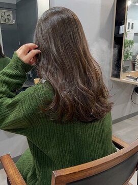 カミエ(kamie) セミロング×ベージュカラー。透明感のある上質な仕上がり