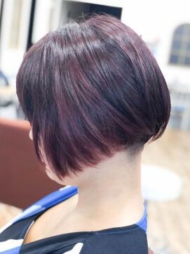 ミーティア バイ クアトロ(Meteor By QUATRO) 前下がりボブ×チェリーピンク