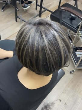 ヴィフ 大船(VIF) 白髪ぼかしハイライト/ショートボブ/ショートカット/大船駅/大船