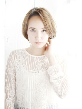 ラクシア(LUXIA) かきあげバングのハイトーンショート