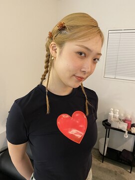 シイ(SIE) ハイトーンベージュ三つ編みアレンジ