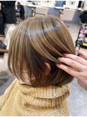 ベージュのアンブレラが可愛いショートスタイル