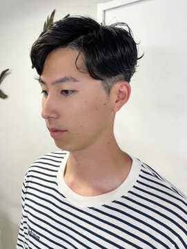 タヴィ(Tavi) メンズパーマのツーブロックヘア/センターパート/メンズカット