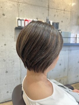 セプトヘア(sept hair) 白髪ぼかしハイライト　ショートボブ