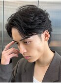 大人の抜け感を演出する、今トレンドのフェザーパーマ