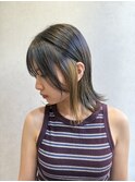 耳元に映えるインナーカラー×ミディアムボブ