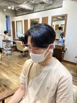 エクリ 麻布十番(equri) 刈り上げ有り前下がりセンターパートスタイル