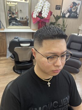 シックスバーバーショップ(SIX BARBER SHOP) ハーフアップフェードスタイル