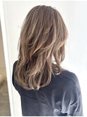 柔らかく揺れる大人レイヤー×白髪ぼかしベージュカラー