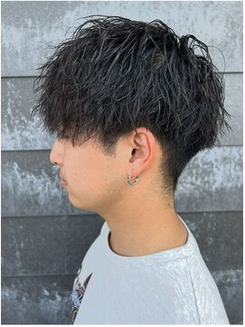 ヒュイル バイ ニアウ(Hwyl by Niau) メンズセンターパートツイストスパイラルシャドウパーマ眉毛