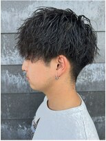 ヒュイル バイ ニアウ(Hwyl by Niau) メンズセンターパートツイストスパイラルシャドウパーマ眉毛