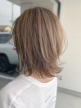 アース 天満橋店(HAIR & MAKE EARTH) 30代40代ブリーチミルクティー伸ばしかけミディアムウルフ