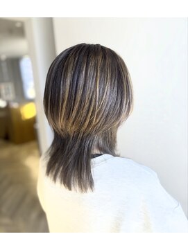 ウルフカット×白髪ぼかしハイライト