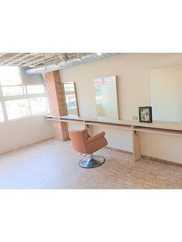 あなたの心に寄り添うマンツーマンサロン[genesis]◇光が差し込む明るい店内で、心癒される時間を＊