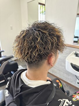 エイト(AITE) ツイストスパイラルパーマセンターパート<理容室>川口鳩ヶ谷99