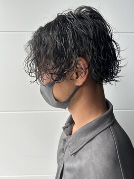 ヒュイル バイ ニアウ(Hwyl by Niau) メンズマッシュパーマ波巻スパイラルパーマニュアンスパーマ