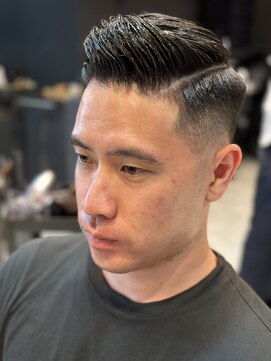 フランクスバーバー アンド ビアークラブ(FRANK'S BARBER and BEER CLUB) サイドパートフェードカットバーバースタイル