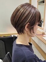 ベール(BALE) ケアブリーチ白髪ぼかしハイライト　丸みショート【尾野恭平】
