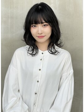 テイ(tei) ミディアム/顔周りレイヤー/外ハネ/レイヤーカット/顔周り