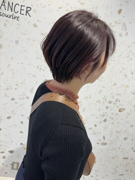 アヴァンセスリール(AVANCER sourire) 耳かけてスッキリ丸みショート