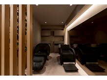 エンシーループユナイテッド(En:C-LOOP UNITED)の雰囲気（3種類のシャンプー台。背面と足元にヒーター機能搭載）