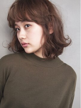 コス(kos) 『nanuk*UEKI』ツヤ感ラべンダーグレー*外ハネスタイル