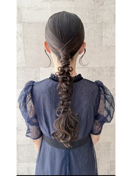 アムールマヤ タイトな大人編みおろしヘアアレンジ