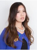 ナチュラルなウェーブと長いバングでセクシースタイル