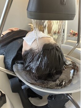 髪のダメージを補修し、髪の芯から健康に...。フルフラットのシャンプー台で至福のリラックスタイムを。