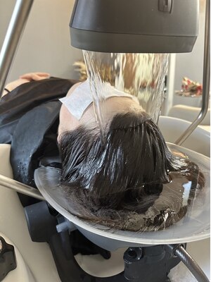 髪のダメージを補修し、髪の芯から健康に...。フルフラットのシャンプー台で至福のリラックスタイムを。