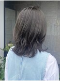 暗髪アッシュグレイの透け感カラーのミディアム