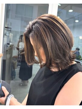 プラグ(Plug) かき上げ前髪ミディアムハイライトケアブリーチくびれミディアム