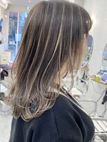 キノ(kino) レイヤーカットミルクティハイライト顔周り