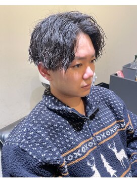 フリーク バーバーショップ 都島店(FREAK BARBER SHOP) 黒髪縦落ちツイストスパイラルパーマセンターパート