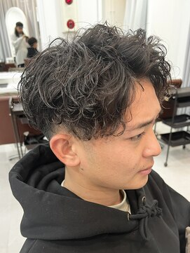 ヘアーアイスカルテット(HAIR ICI QUARTET) ツイストスパイラルパーマセンターパート　ツーブロック大人ヘア