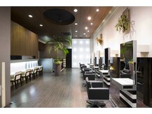 ヘアー プロデュース アロマ(HAIR PRODUCE aroma)の雰囲気（天井が高く、開放感ある広い店内は居心地◎【高松/髪質改善】）