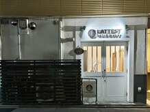 LATTEST hair＆makesの雰囲気（烏丸御池・四条・烏丸徒歩圏内◎モノトーンの外観が目印です）