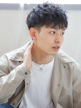 ロア(lore) マッシュ　ショート　ツーブロック　癖毛　パーマ　V字