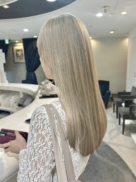 エアー 青山(AIR) ハイトーンカラーシルバーベージュブリーチカラーレイヤーカット