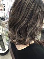 トルネード(TORNADO)&nbsp;外国人風ウェービーボブ ハイライトグラデ グレージュ　外ハネ