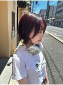 レッドカラー&切りっぱなしスタイル
