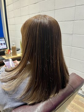 ジョワ ド ヴィーヴル(Joie de Vivre) 白髪ボカシハイライトを施したヘアカラー